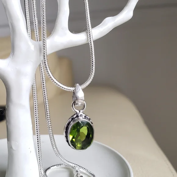 Peridot Gemstone & Silver Necklace,  Beautiful Faceting, Gorgeous Green, Chain - Picture 12 of 12